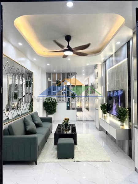 Mặt phố hoàng quốc việt - toà building, 2 thoáng, thang máy: 299m, 9t, mt: 8m