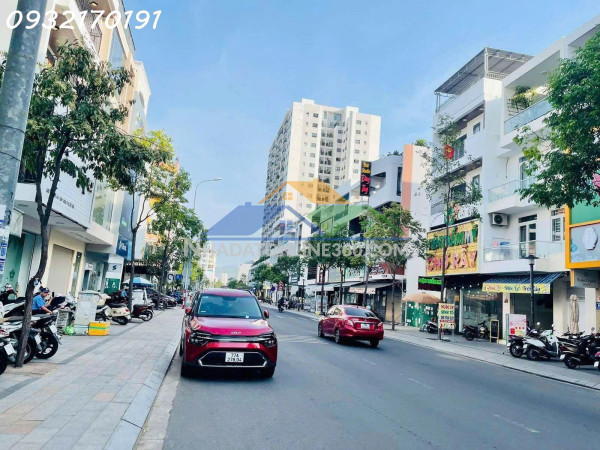 Nhà cấp 4 đáng để mua vì vị trí đẹp- giá quá rẻ- đồi diện công viên ngay vòng xoay- có dòng tiền