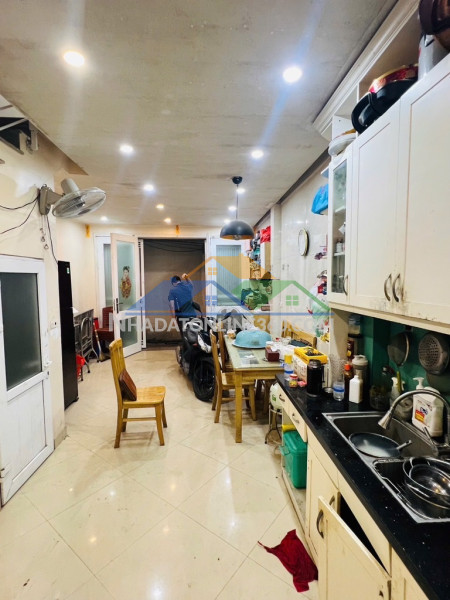 Bán nhà dân xây phố hoàng mai-3 tầng-39m2 -mt 4 m giá chỉ 5,6 tỷ