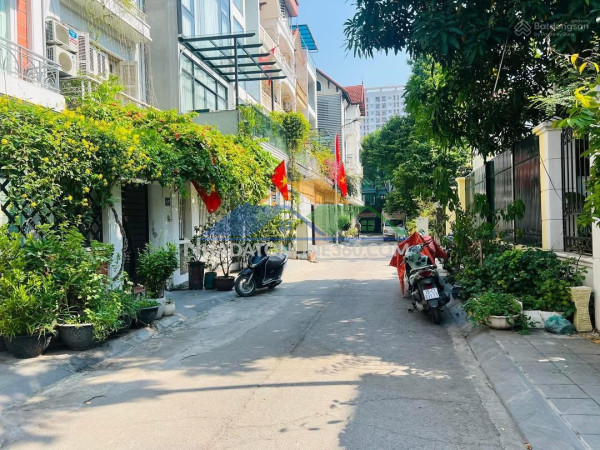 Nhà lô góc phố 19/5,  5 tầng, 7 tỷ, 1 phút đi bộ tới hồ văn quán