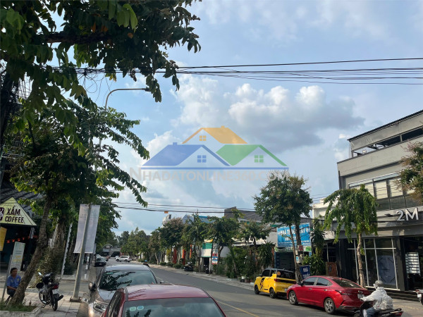 Nhà đẹp- giá tốt cần bán nhanh  căn nhà ngay trung tâm thương mại tp thủ dầu một, bình dương
