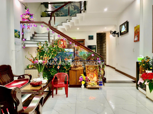 ♥ nhà sát hà khê 02, nguyễn tất thành, 135m2, 2 tầng cứng, còn mới, 5pn, 3.xx tỷ ~28tr/m2