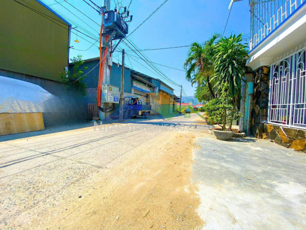 Bán căn nhà mới xây hoàn công full nội thất- trung tâm xã diên toàn giá chỉ 2ty2