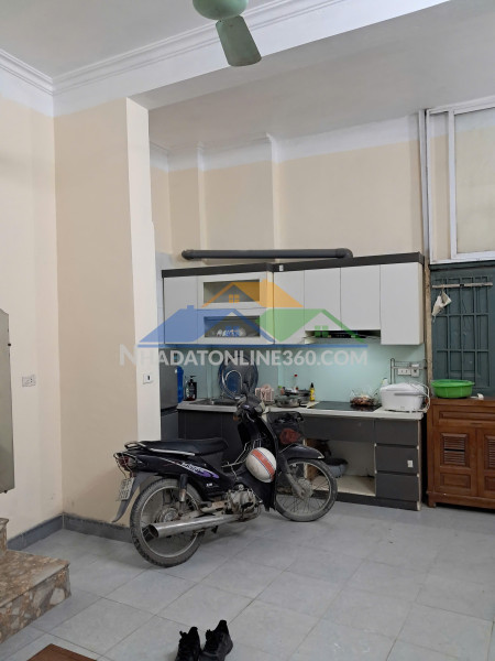 Cho thuê nhà nguyên căn ngõ 262 nguyễn trãi, 38m2 x 2.5 tầng, 2 ngủ, 8 triệu kd onl ở gđ