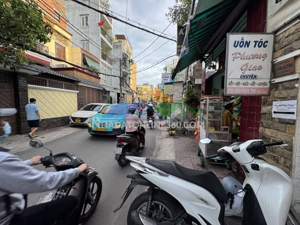 Nhà mt đường tôn đản phường 10 quận 4.