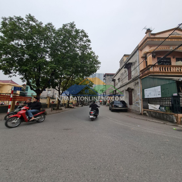 Trung tâm gia lâm. 90m2, mt 6m, 2 container tránh nhau. 800m ra ngã tư trâu quỳ. lh 0989894845 Trung tâm gia lâm. 90m2, mt 6m, 2 container tránh nhau. 800m ra ngã tư trâu quỳ. lh 0989894845