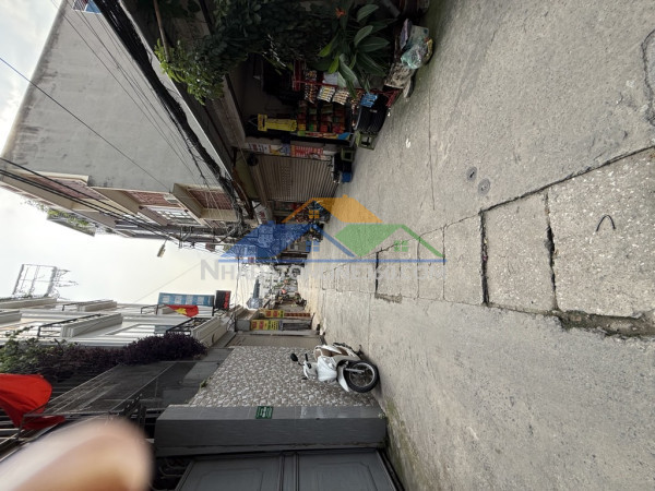 Thịnh hào 105m siêu rộng, khủng như biệt thự, có sân và giếng trời tự nhiên