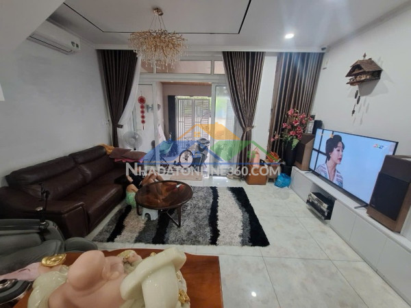 Bán nhà 90m², 3 tầng, dt 90 m2, 4pn, 5wc, q.9, giá 9,05  tỷ, sổ hồng
