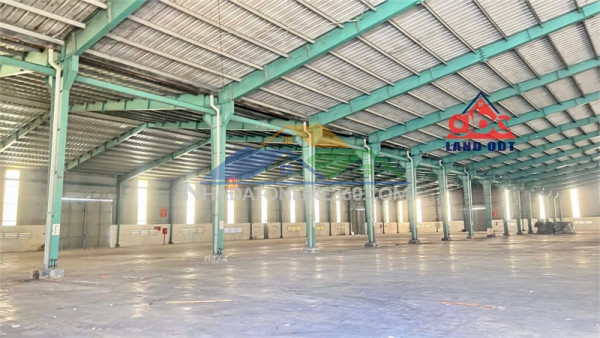 Xt448 nhà xưởng, dân cư đông đúc, thuận lợi làm kho chứa hàng, lưu trữ hàng hóa