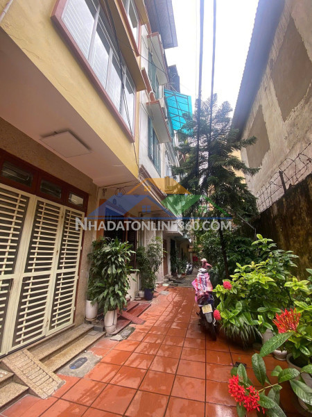 Nhà đẹp cầu giấy ngõ rộng thông thoáng dt 45m2 5 tầng mặt tiền 4.5m giá 13 tỷ