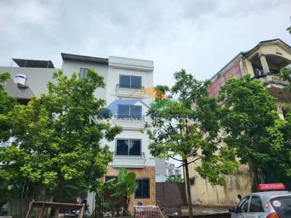 Đại cát ô tô 7 chỗ đỗ cửa, trước nhà. sân chơi rộng đỗ nhiều ô tô, sân chơi rộng tập thể dục.