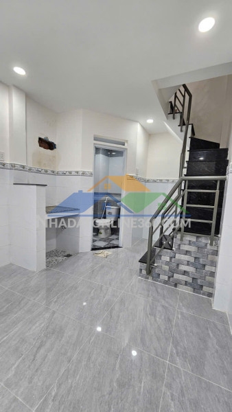Sát mặt tiền hẻm ngang 4m 
trung tâm q4 
diện tích sd 42 m2 
hơn 1,5 tỷ sổ hồng riêng