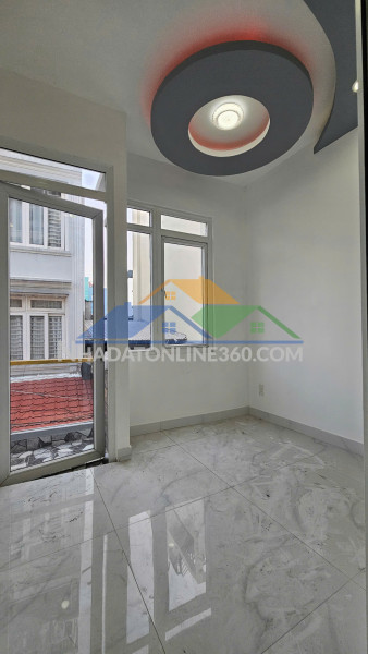 Sát mặt tiền q7 

tân thuận 

ngang 4.5 dài 12 

3 tấm có 5 tỏi đúc bê tông mới