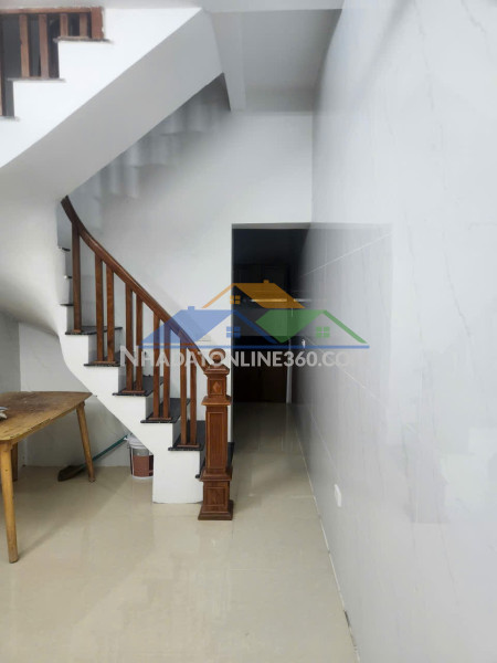 Cho thuê nhà nguyên căn ngõ 506 láng, 33m2x4 tầng 3 ngủ.1 wc. 9 triệu/tháng