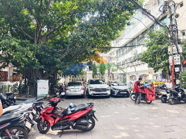 Cầu giấy  dt 42m giá 15,3 tỷ,ô tô đỗ cửa,cách phố 20m,kinh doanh