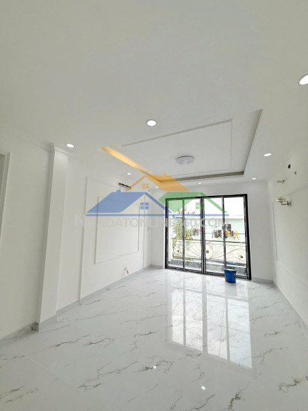 Ôto trong nhà mới 2 lầu+ sân thượng mặt tiền đường nhựa 8m phạm thế hiển p6q8