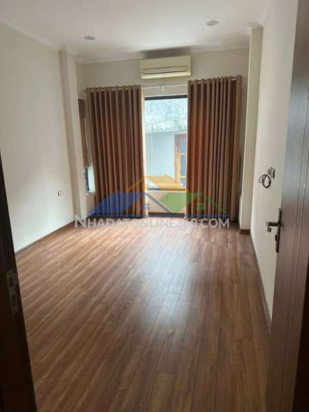 Lạc long quân dt 40m x5 tầng-11,9 tỷ ngõ ba gác tránh,lô góc,gần hồ tây