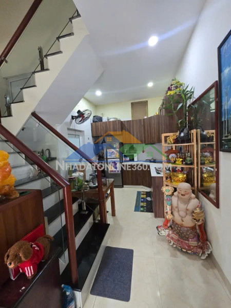 ????hiếm có: mặt tiền 4m - thoáng sáng - ở ngay. bán nhà thanh xuân.