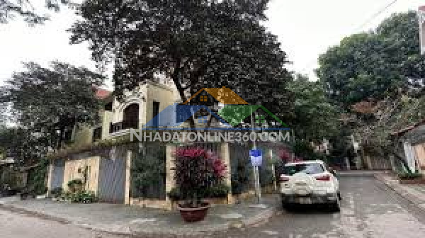 Chính chủ bán nhà phân lô liền kề hoàng quốc việt 122m căn...