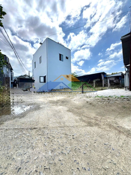 Căn góc hiếm – bám đường 31,86m – ngay trung tâm phố tương lai thông sân bay cũ ra biển gần .
2 mặt tiền đường lớn 22.5m & 14m
diện tích: 159.8m² (ngang 6.1m