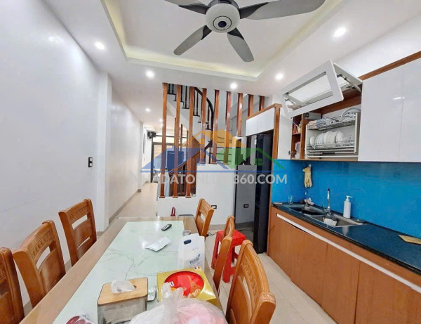 Bán nhà chùa bộc, thái hà 20m ra phố, sổ đỏ 30m xây 5 tầng 3 phòng ngủ, 2 thoáng ở ngay