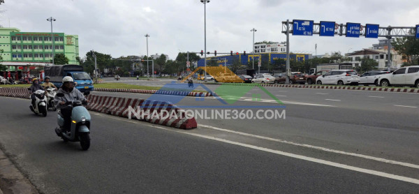 Nhà 3 tầng đẹp 4 ngủ– đất hơn 100m² – đường 30m lề 6m giá chưa tới 10 tỷ