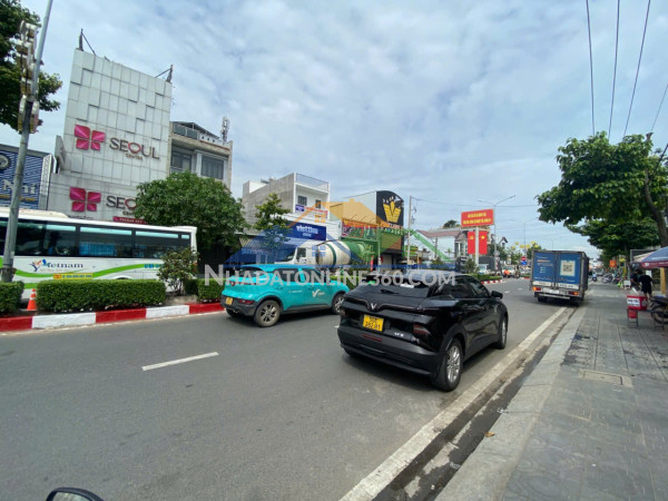 Bán đất mặt tiền dĩ an giá rẻ ngay trung tâm hành chính dĩ an 150m2 ( 5 x 30 ) giá : 6.8 tỷ.