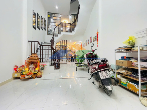 Bán nhà tân mai- hoàng mai, ô tô, lô góc, 40/42 m2, 4 tầng, mt 6 m, giá 11 tỷ.