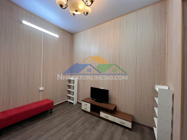 Cho thuê nhà tầng 2 phố lò đúc 30m², giá 5.5 triệu/tháng.