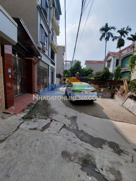 Cạnh trôi bán đất tặng nhà cấp 4 dt 43m ô tô đỗ cửa