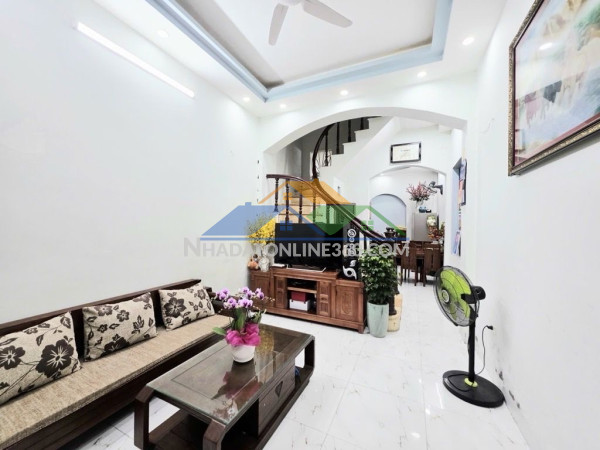 Bán nhà nguyễn đình hoàn 40m x 4 tầng-10,9 tỷ nhà dân xây,lô góc,ngõ ba gác tránh,gần phố