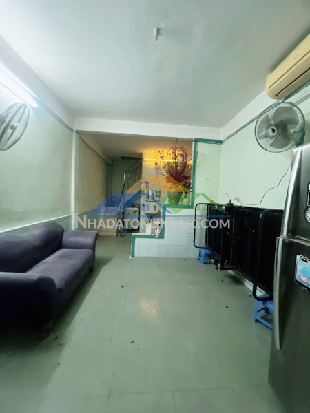 Biệt thự mặt tiền kinh doanh q7 

 ngang 4 dài 18 nở hậu 4.2 m...