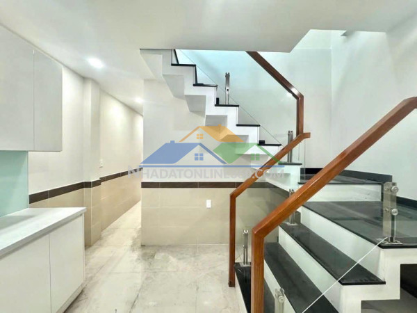 Bán nhà hẻm 766 cách mạng tháng 8, phường 5 tân bình (4*14) - 3 tầng