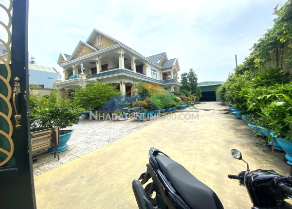 Bán biệt thự sân vườn mặt tiền giá rẻ dĩ an - bình dương