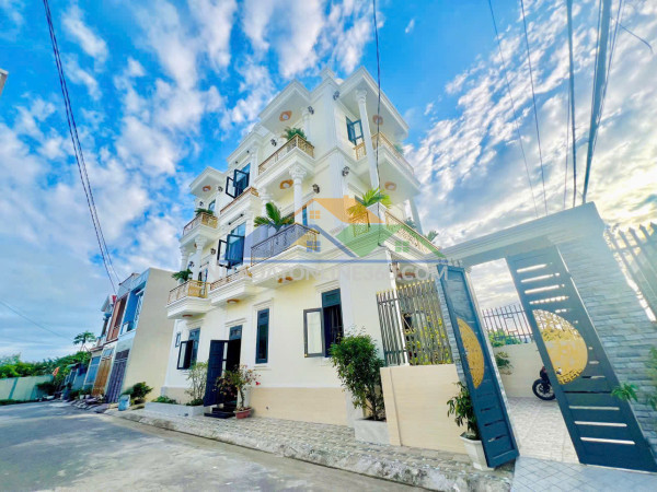 Bán nhà 3 tầng đẹp lung linh,shr đường  nhựa 2 ô tô thông,gần sông nên mát lắm