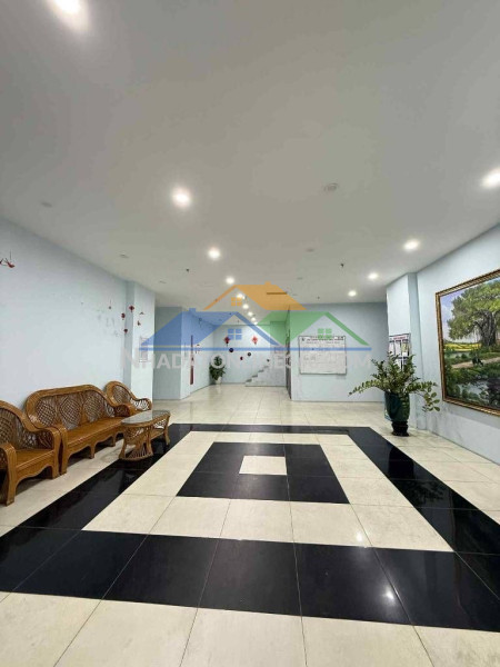 Lạc long quân 35m x5 tầng 8,75 tỷ gần hồ,30m ô tô tránh,ngõ ba gác thông,nở hậu