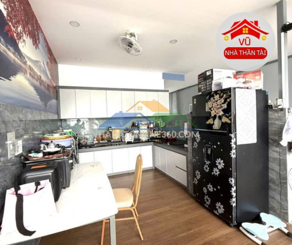 Bán nhà đẹp mặt tiền quận 4, gần vĩnh khánh, 2 xe hơi tránh, 4 tầng, 5,3 x 9,5m , nhỉnh 8 đồng