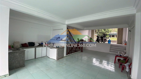 Cần bán nhà 4 tầng mặt tiền ql 1a, phía sau là con sông thơ mộng, nằm ngay khu công nghiệp suối dầu