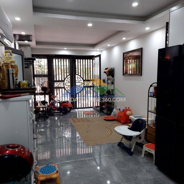 Tập thể tầng 1 hoàng quốc việt dt 45/60m 6,5 tỷ ô tô đỗ...