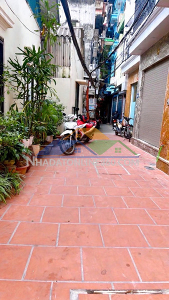 Bán nhà cầu giấy 50m x4 tầng 12,3 tỷ,ngõ thông,lô góc,dân xây.full nội thất,gần ô tô