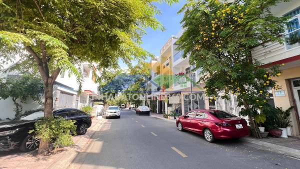 Nhà 3 tầng mới hiện đại có thang máy tiện nghi trong khu đô thị văn minh ở nha trang.