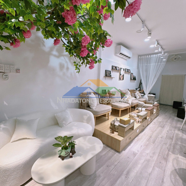 Sang gấp cơ sở massage mới 99% - mặt tiền cmt8, tân bình