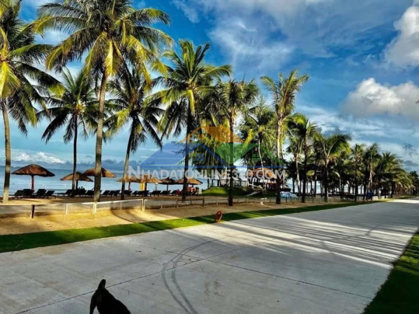 Bán nhà 2mt hồ nghinh, trung tâm du lịch biển. lh 0905233234