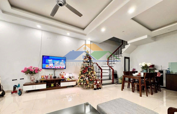 Bán nhà đường láng 50m2. 5 tầng. mặt tiền 3.5m. giá 12.2 tỷ...