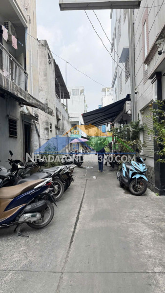 ???? quận 1 - giáp trần hưng đạo - hẻm xe hơi nhỏ  - gần mặt tiền - không quy hoạch - nhỉnh 6 tỷ 3