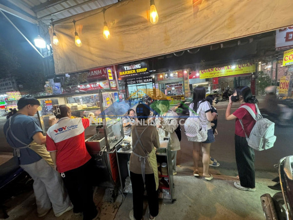 Bận việc gia đình nên sang quán trà sữa ăn vặt có chỗ ở...