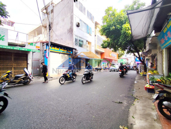 Đất mặt đường khúc thừa dụ sát thiên lôi, 200m, ngang 8m, giá 20.9 tỉ