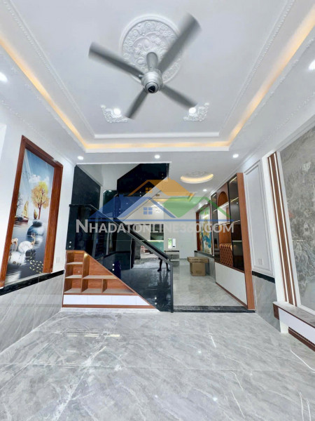 Bán nhà 2 tầng 136m2 p.biên hòa,shr đường 2 xe hơi thông,buôn bán tốt