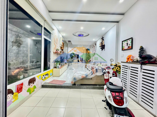 Bán nhà mặt tiền mai hắc đế phường 15 q8 , 144m2 , 
4 lầu, 5 pn  chỉ 11,5 tỷ