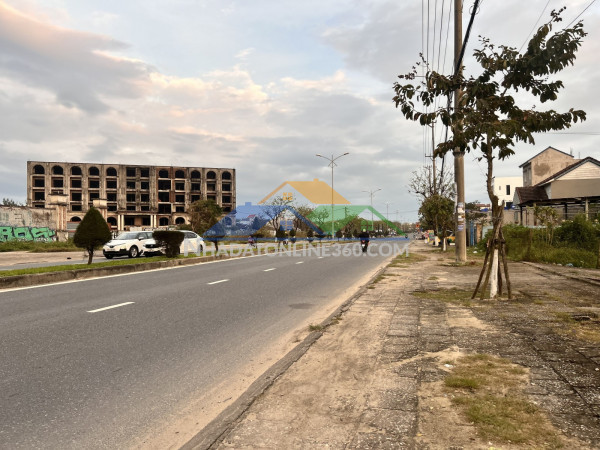 Bán nhà mặt tiền lạc long quân gần biển cửa đại, 355m2, giá 22,2 tỷ